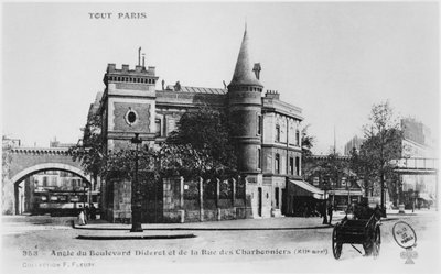 Ansichtkaart van de hoek Boulevard Diderot en Rue des Charbonniers, Parijs, ca. 1900 door French Photographer